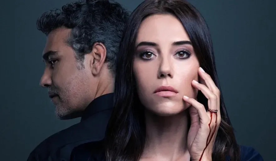 Cena da novela 'Iludida', com os protagonistas em um momento de tensão, refletindo os temas de traição e suspense.