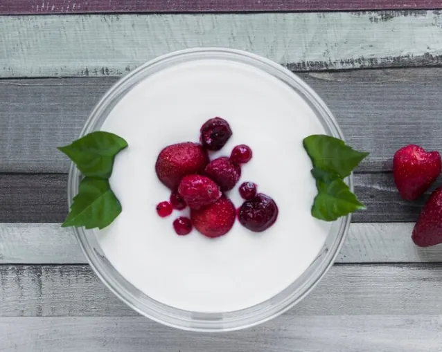 Iogurte natural com frutas vermelhas frescas.