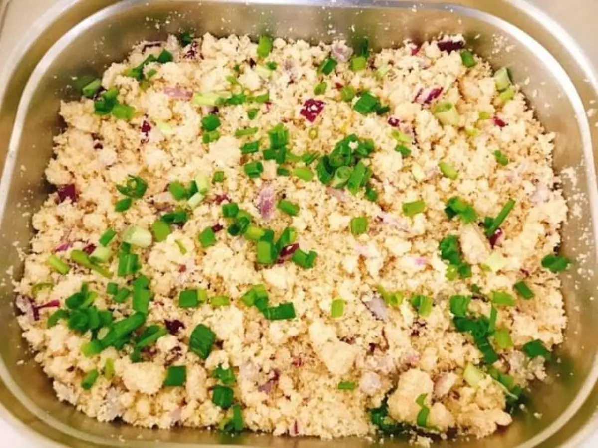 Jacuba ou farofa d'água baiana, prato típico da culinária da Bahia, com cebola e temperos frescos, pronto para ser servido