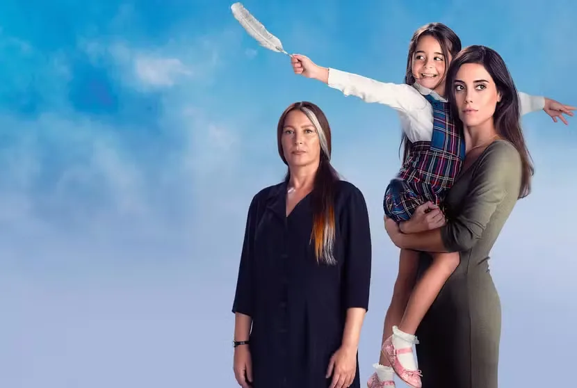 Imagem promocional da novela 'Mãe', mostrando a protagonista com a criança, abordando a temática de amor maternal e proteção infantil.