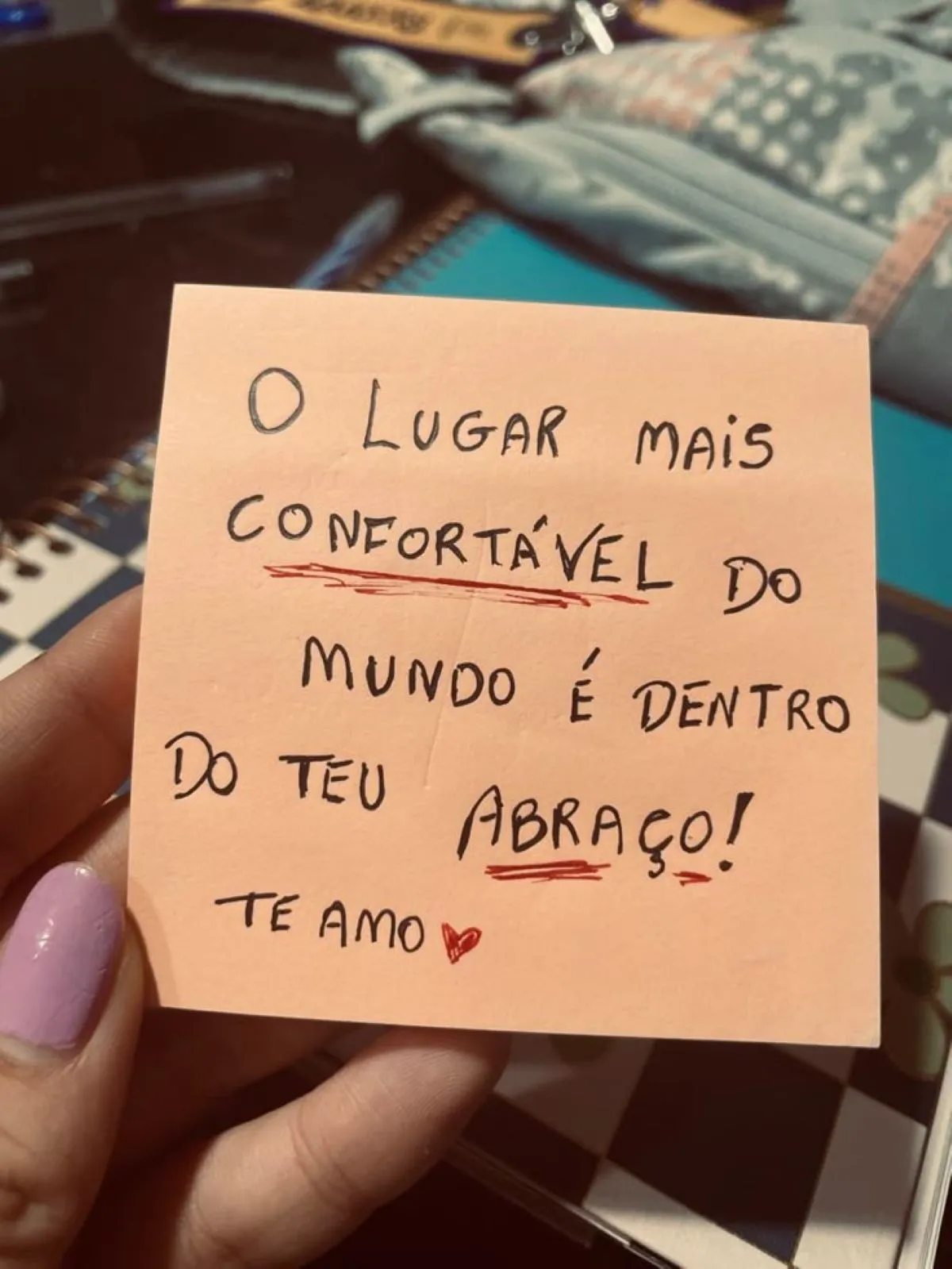 Bilhete romântico escrito à mão em um post-it com mensagem de amor.