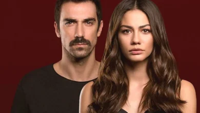 Imagem dos protagonistas da novela turca 'Meu lar, meu destino', com fundo vermelho.