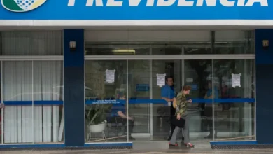 Agência do INSS com pessoas saindo e entrando no local, ilustrando os pagamentos do INSS em março de 2025.