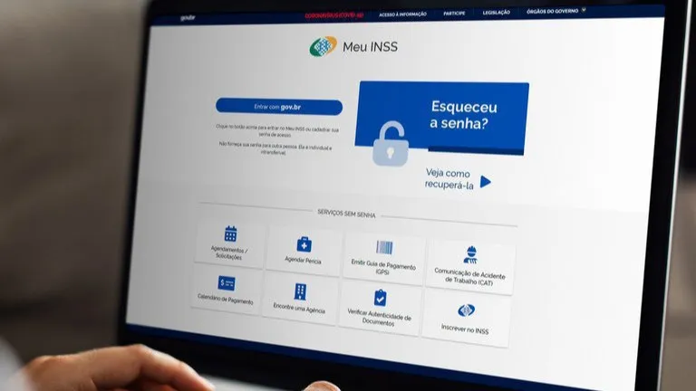 Tela do portal Meu INSS aberta em um notebook, exibindo opções de serviços online