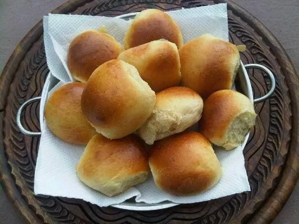 Pãozinho de liquidificador sem sovar, recém-assado, ideal para o café da manhã.