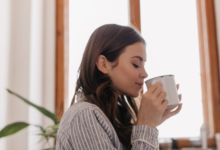 Mulher relaxando e tomando chá, aproveitando os benefícios para a saúde.