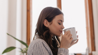 Mulher relaxando e tomando chá, aproveitando os benefícios para a saúde.