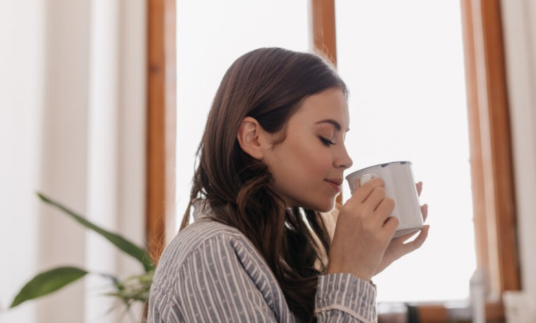 Mulher relaxando e tomando chá, aproveitando os benefícios para a saúde.