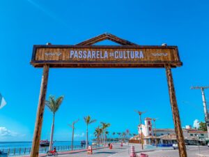 Entrada da Passarela da Cultura em Porto Seguro, Bahia, destacando o cenário turístico da cidade.