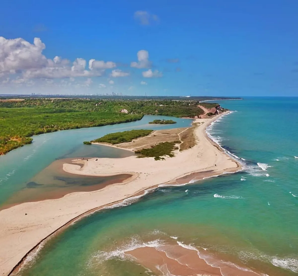 Vista aérea da Praia da Barra de Gramame, mostrando a foz do rio e a vegetação ao redor, no extremo sul de João Pessoa.