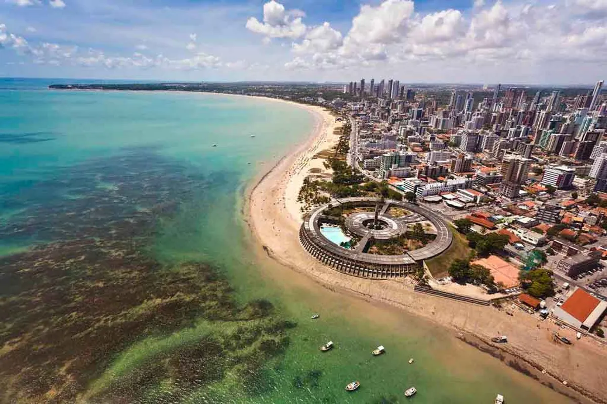 Vista aérea da Praia de Tambaú, com a orla de João Pessoa ao fundo.