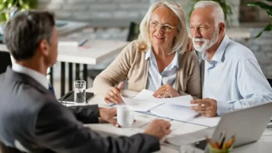 Casal de idosos discutindo sobre aposentadoria com um consultor financeiro