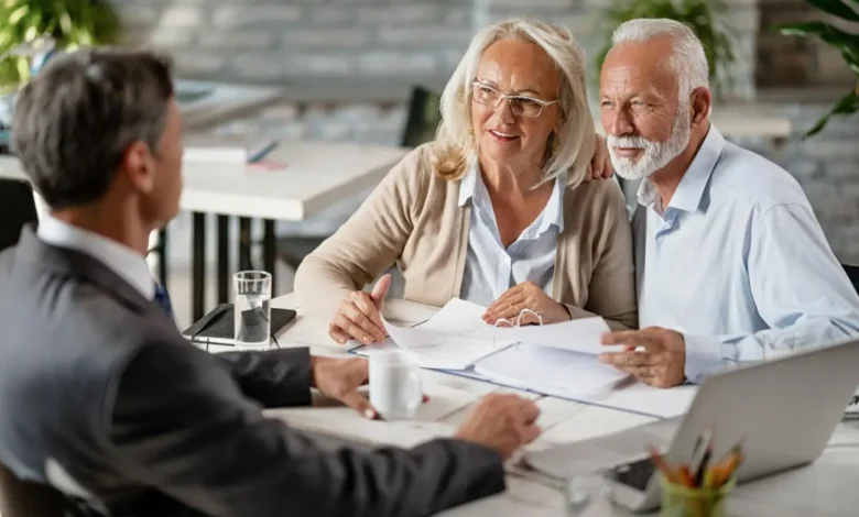 Casal de idosos discutindo sobre aposentadoria com um consultor financeiro