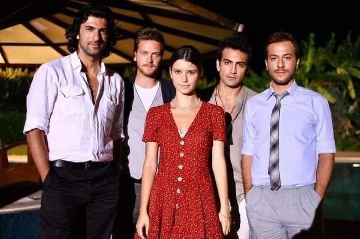  Elenco principal da série Fatmagül em uma cena noturna.