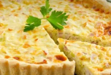 Fatia de quiche de legumes com massa de cenoura decorada com salsinha