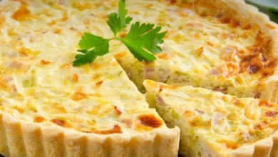 Fatia de quiche de legumes com massa de cenoura decorada com salsinha