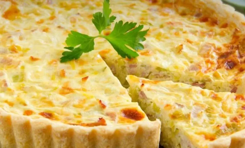 Fatia de quiche de legumes com massa de cenoura decorada com salsinha