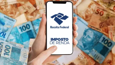 Aplicativo da Receita Federal exibindo "Imposto de Renda" na tela, com notas de real ao fundo