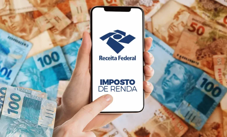 Aplicativo da Receita Federal exibindo "Imposto de Renda" na tela, com notas de real ao fundo