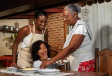 Família brasileira cozinhando juntas e preparando sobremesas simples e deliciosas.