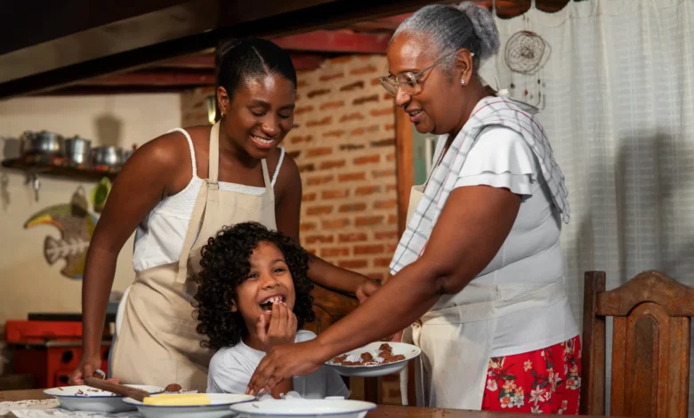 Família brasileira cozinhando juntas e preparando sobremesas simples e deliciosas.