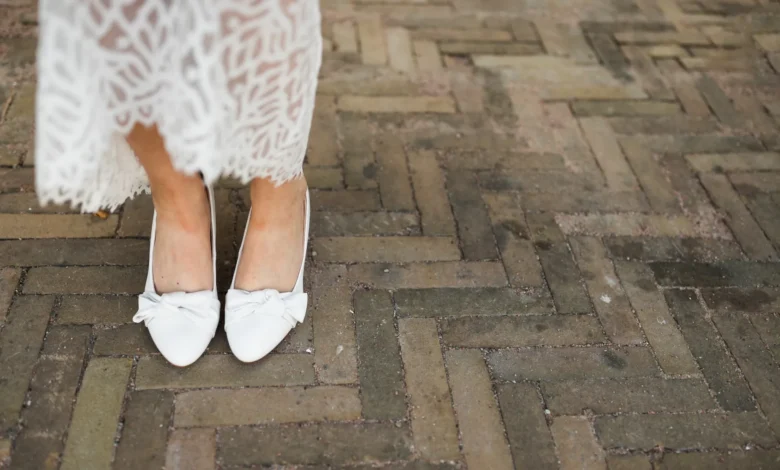 Sapatilhas brancas com laço, tendência de calçado feminino para eventos e uso diário.