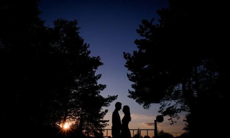 Casal se abraçando ao entardecer, simbolizando o amor e a saudade, perfeito para uma mensagem de boa noite