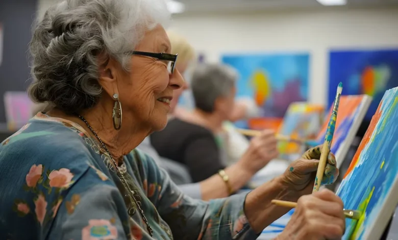 Idosas participando de uma sessão de arteterapia, pintando telas coloridas.