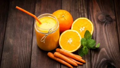 Suco de cenoura e laranja servido com frutas frescas, perfeito para um dia saudável