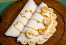 Tapioca de banana com calda de doce de leite, uma opção saudável, deliciosa e rápida, sem glúten.