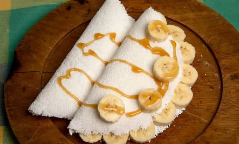 Tapioca de banana com calda de doce de leite, uma opção saudável, deliciosa e rápida, sem glúten.