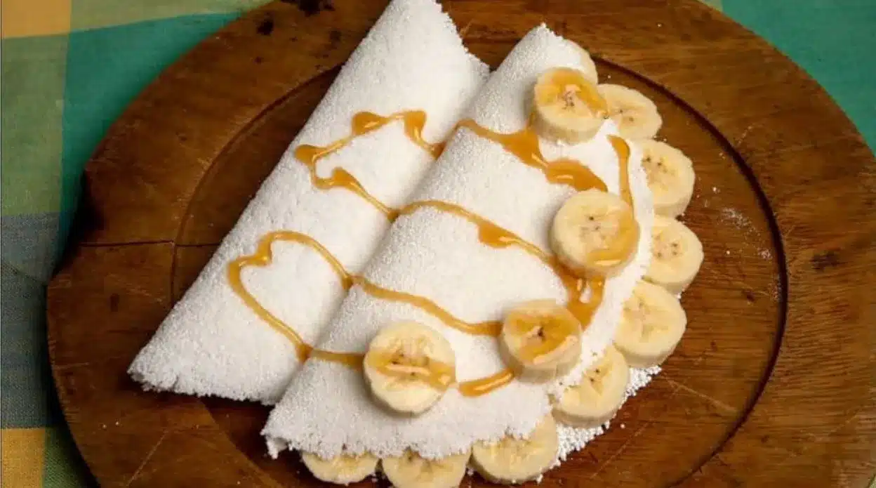 Tapioca de banana com calda de doce de leite, uma opção saudável, deliciosa e rápida, sem glúten.