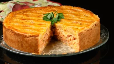 Torta de frango com massa crocante e recheio cremoso, ideal para um lanche saboroso.