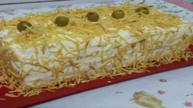 Torta fria de frango e pão decorada com batata palha e azeitonas