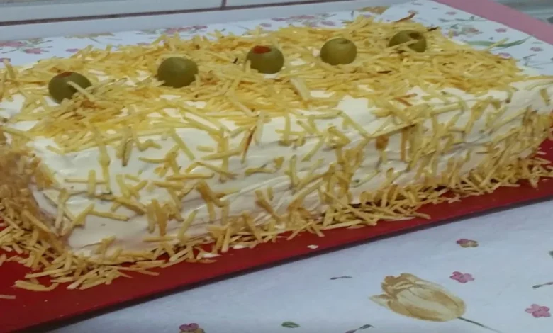 Torta fria de frango e pão decorada com batata palha e azeitonas