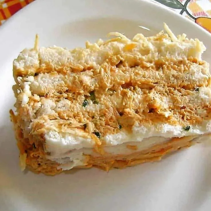 Fatias da torta fria de frango e pão decorada com batata palha e frango desfiado