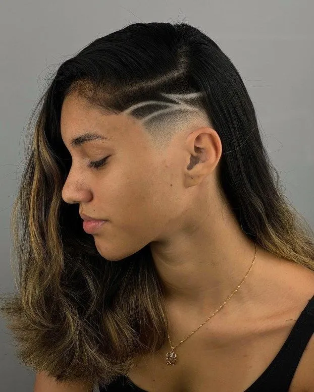 Corte undercut feminino com linhas desenhadas no cabelo