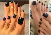 Unhas dos pés pintadas de preto com acabamento brilhante, destacando elegância e estilo para o outono