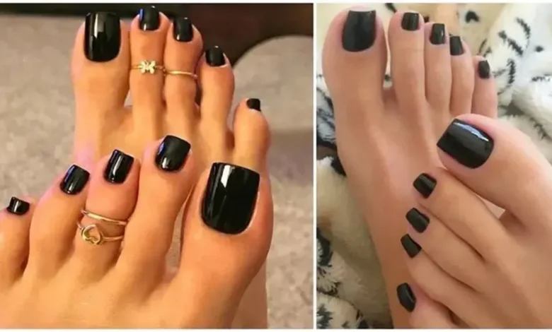 Unhas dos pés pintadas de preto com acabamento brilhante, destacando elegância e estilo para o outono