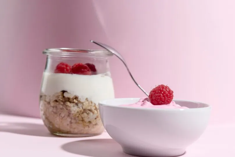 Variação de iogurte natural com frutas frescas e granola.