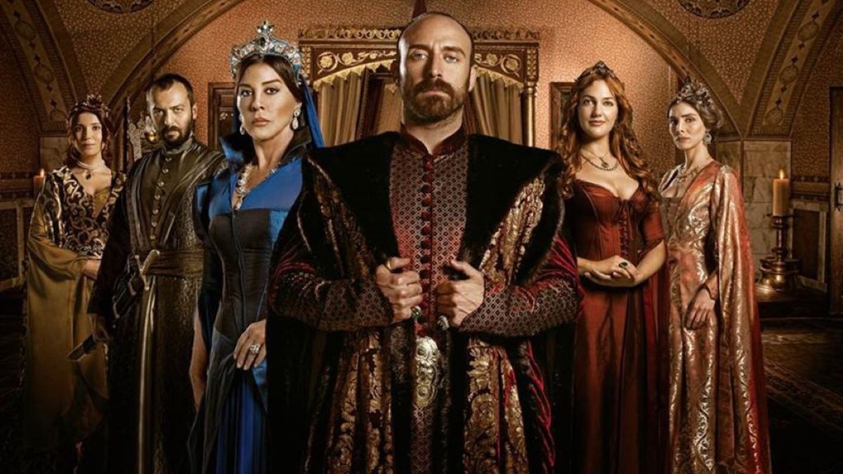 elenco principal da novela século magnífico com trajes otomanos detalhados