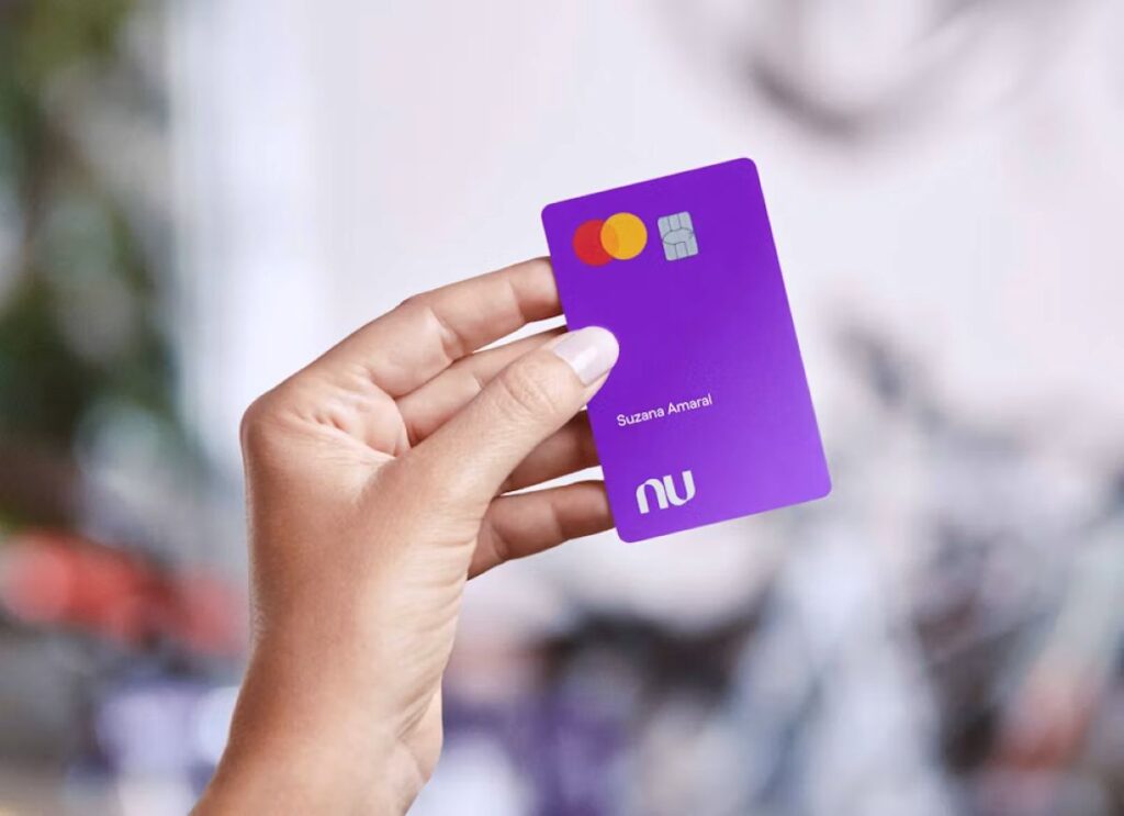 Cartão Nubank sendo utilizado para pagamento por aproximação