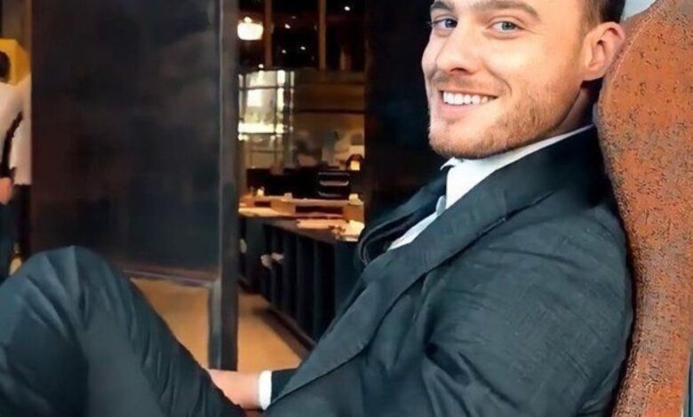 Kerem Bürsin sorrindo, em um momento casual, usado para representar seu papel como Serkan na novela turca 'Será isso amor?'