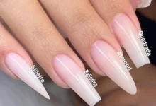 Variedade de formatos de unha, como stiletto, bailarina, amendoada e quadrada, em mãos bem cuidadas e com esmalte neutro.