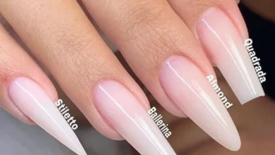 Variedade de formatos de unha, como stiletto, bailarina, amendoada e quadrada, em mãos bem cuidadas e com esmalte neutro.