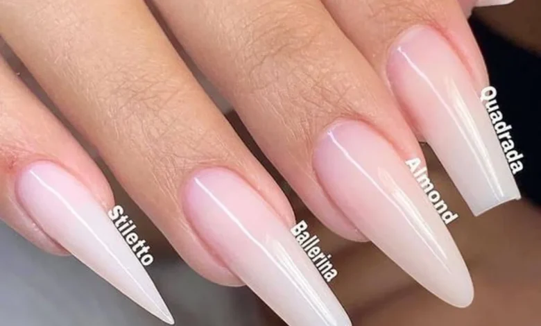 Variedade de formatos de unha, como stiletto, bailarina, amendoada e quadrada, em mãos bem cuidadas e com esmalte neutro.