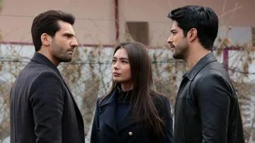 Os protagonistas de Kara Sevda, 'Amor Sem Fim', em um momento tenso, simbolizando o dilema central da novela