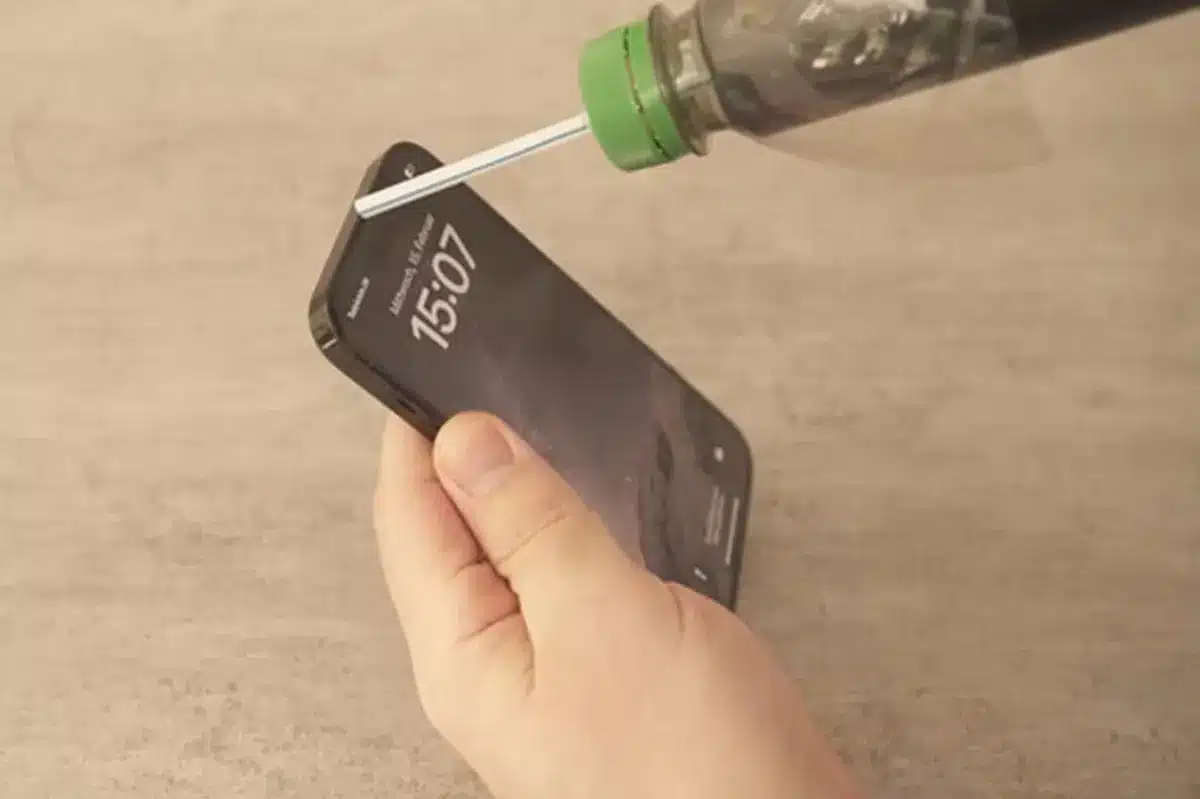 Dica de limpeza de celular com canudo: veja como manter seu dispositivo higienizado de forma simples e eficaz