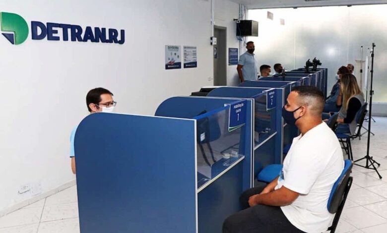 Justiça manda Detran parar de cobrar taxa de CNH destes idosos