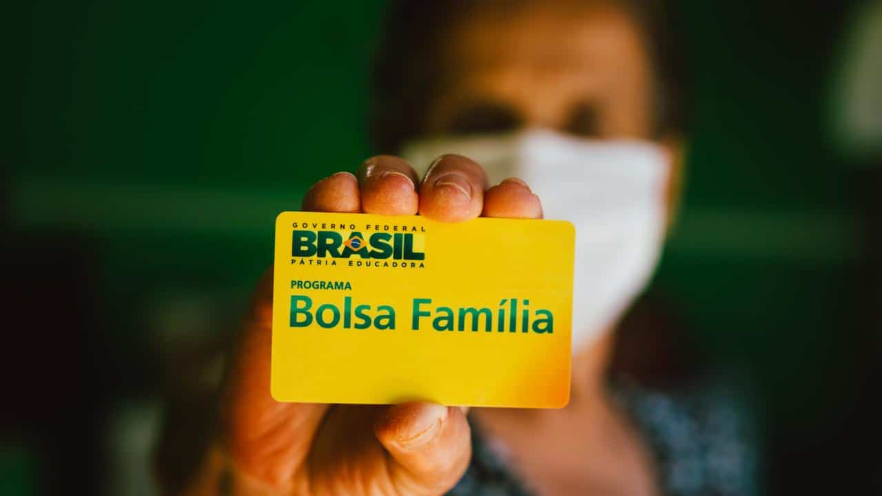 COMEÇOU: Bolsa Família retorna HOJE (15/04); Veja quem recebe